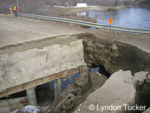 © Lyndon Tucker.  Affaissement d'un pont sur la rivière Badger, près de Cartwright (Manitoba).  Avril 2011.