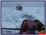Navire de la Garde côtière se déplaçant sur des eaux glacées.