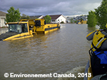 Image 1. Les eaux de crue de l'Alberta plusieurs mètres de haut.