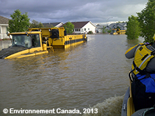 Image 1a. Les eaux de crue de l'Alberta plusieurs mètres de haut.