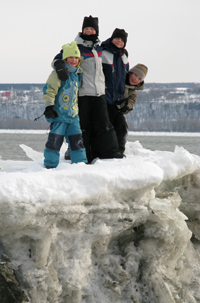 Enfants couverts dans le jeu de l'hiver sur la glace.
