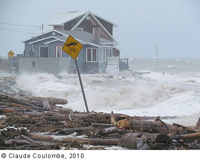 Storm surge hits near Pointe-au-Père, Quebec.  © Claude Coulombe 2010. 