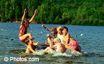 © Photos.com. Groupe d'enfants jouant dans l'eau. De nombreuses régions du Canada ont connu des températures très élevées en juillet. 