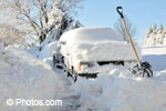 © Photos.com. Camions ensevelis sous la neige.  Tempête de février produisant des chutes de neige abondantes sur le Québec et le Canada atlantique. 