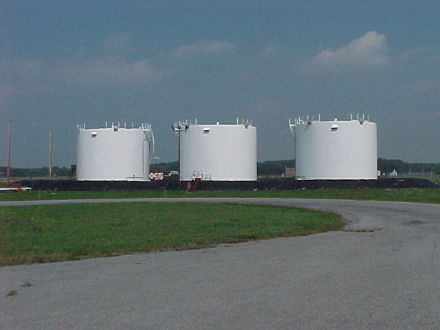 Storage tank system composed of three tanks
